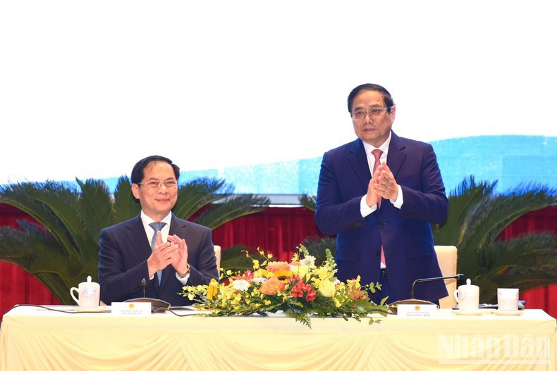 Minh Chinh habla en la sesión plenaria de la 32 Conferencia Nacional de Relaciones Exteriores. Minh Chinh habla en la sesión plenaria de la 32 Conferencia Nacional de Relaciones Exteriores.