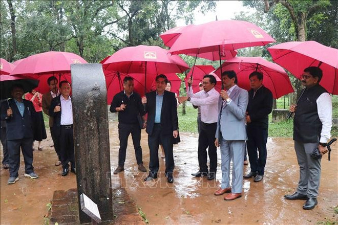 Los expertos vietnamitas e indios afirmaron que durante el trabajo implementarán principalmente el método de reforzar y preservar los elementos originales (Foto:VNA) Los expertos vietnamitas e indios afirmaron que durante el trabajo implementarán principalmente el método de reforzar y preservar los elementos originales (Foto:VNA)