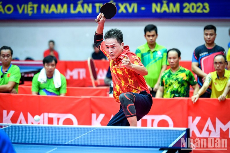 El tenista Trang Dung, del periódico de Seguridad Pública del Pueblo, con sus hermosos y precisos golpes. El tenista Trang Dung, del periódico de Seguridad Pública del Pueblo, con sus hermosos y precisos golpes.