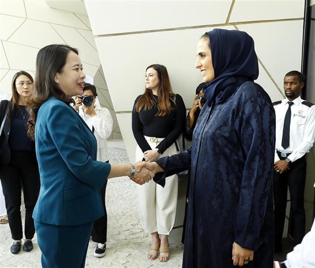 La vicepresidenta vietnamita Vo Thi Anh Xuan (izquierda) se reúne con Al-Mayassa bint Hamad Al-Thani, presidenta de los Museos de Qatar (Foto: VNA)