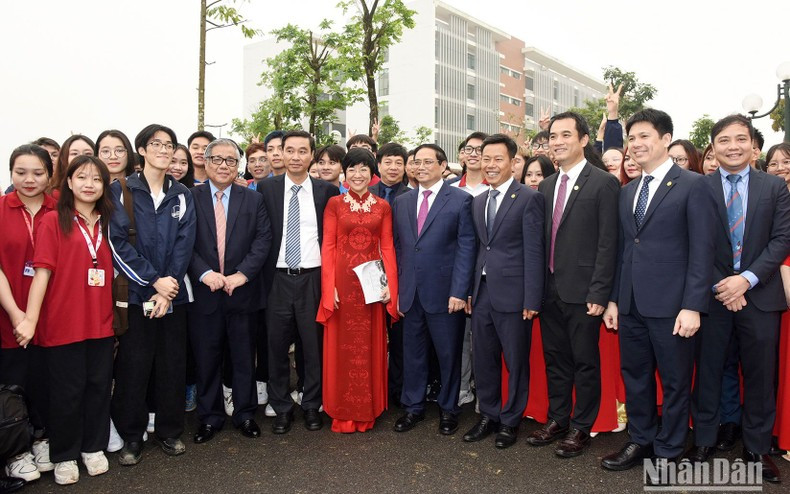 El primer ministro vietnamita, Pham Minh Chinh, y profesores y estudiantes de la Universidad Nacional de Hanói. El primer ministro vietnamita, Pham Minh Chinh, y profesores y estudiantes de la Universidad Nacional de Hanói.