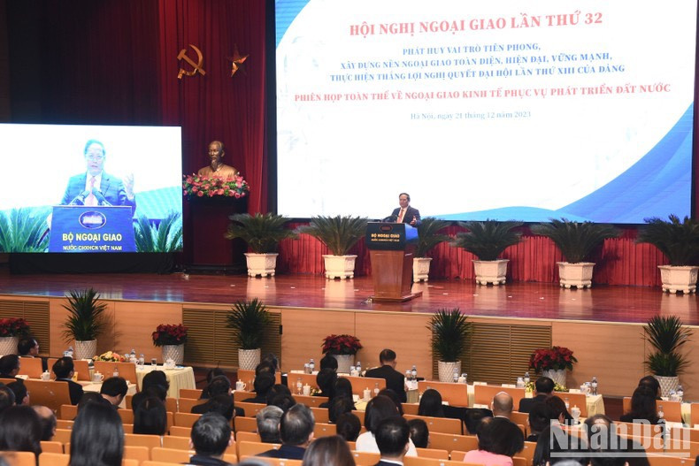 El evento se llevó a cabo en persona y en línea con la participación de líderes de ministerios, sectores y agencias centrales, 63 provincias y ciudades, empresas, grandes corporaciones y agencias dependientes del Ministerio de Relaciones Exteriores, embajadores y jefes de misiones vietnamitas en el extranjero. El evento se llevó a cabo en persona y en línea con la participación de líderes de ministerios, sectores y agencias centrales, 63 provincias y ciudades, empresas, grandes corporaciones y agencias dependientes del Ministerio de Relaciones Exteriores, embajadores y jefes de misiones vietnamitas en el extranjero.