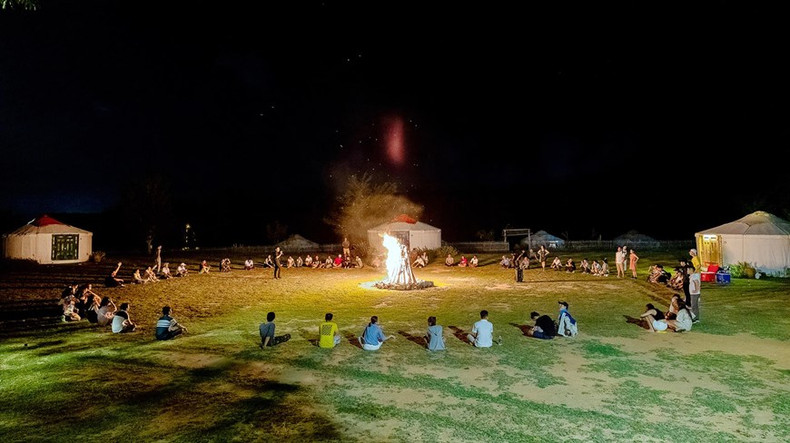 Al llegar a Tanyoli, se puede contemplar el amanecer en el mar por la mañana, la puesta de sol sobre la cima de la montaña por la tarde y reunirse, por la noche, alrededor del fuego parpadeante. La vida diferente de Tanyoli encanta a los viajeros. Al llegar a Tanyoli, se puede contemplar el amanecer en el mar por la mañana, la puesta de sol sobre la cima de la montaña por la tarde y reunirse, por la noche, alrededor del fuego parpadeante. La vida diferente de Tanyoli encanta a los viajeros.