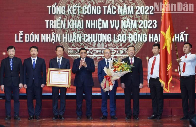 El primer ministro vietnamita, Pham Minh Chinh, otorga la Medalla del Trabajo de Primera Clase al Ministerio de Información y Comunicación. El primer ministro vietnamita, Pham Minh Chinh, otorga la Medalla del Trabajo de Primera Clase al Ministerio de Información y Comunicación.