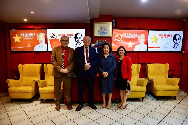 La embajadora vietnamita en Grecia, Pham Thi Thu Huong, se hace una foto de recuerdo con su homólogo cubano (el segundo desde la izquierda). (Foto: Embajada de Vietnam en Grecia). La embajadora vietnamita en Grecia, Pham Thi Thu Huong, se hace una foto de recuerdo con su homólogo cubano (el segundo desde la izquierda). (Foto: Embajada de Vietnam en Grecia).
