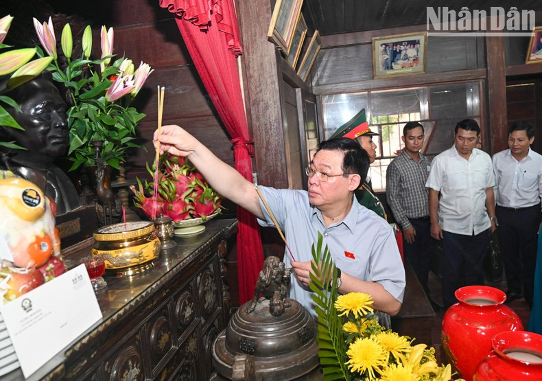 En la tarde del mismo día, Dinh Hue y su delegación ofrecen inciensos en el área conmemorativa en el Área conmemorativa del exsecretario general Le Duan, en el distrito de Trieu Phong.