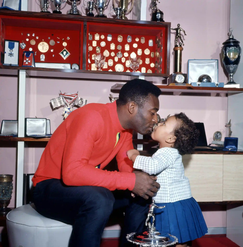 Pelé y su hija, Kelly Christina. Se casó oficialmente tres veces y tuvo siete hijos. (Fotografía: Popperfoto/Getty Images) Pelé y su hija, Kelly Christina. Se casó oficialmente tres veces y tuvo siete hijos. (Fotografía: Popperfoto/Getty Images)