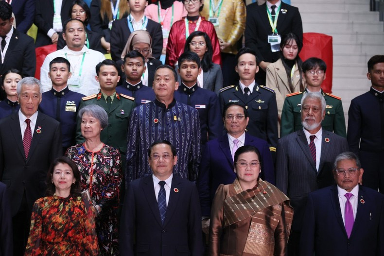 Minh Chinh y los jefes de delegación.