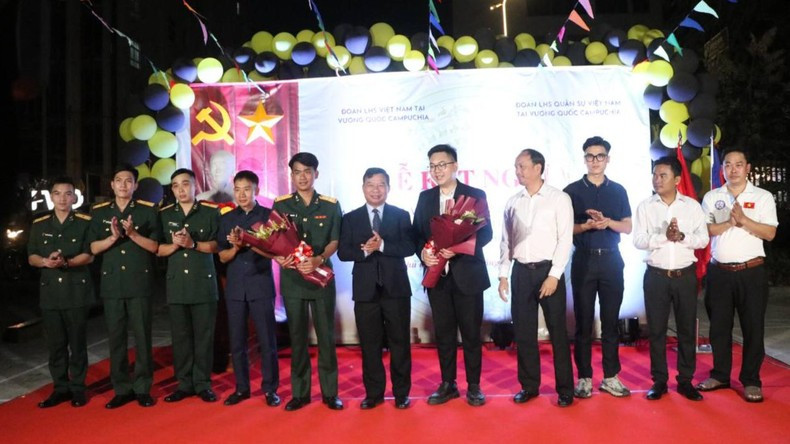 El representante de la Embajada de Vietnam en Camboya entrega flores a las dos delegaciones de estudiantes. (Foto: NGUYEN HIEP)