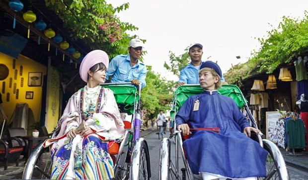 Joseph Quyen y Hyee Pham en el vídeo &quot;Butterfly Flakes&quot; (Fotografía: nhandan.vn)