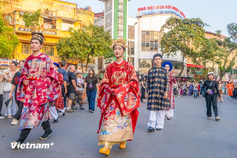 La cuarta edición del Festival de Trajes Vietnamitas se llevó a cabo en las principales calles de Hanói