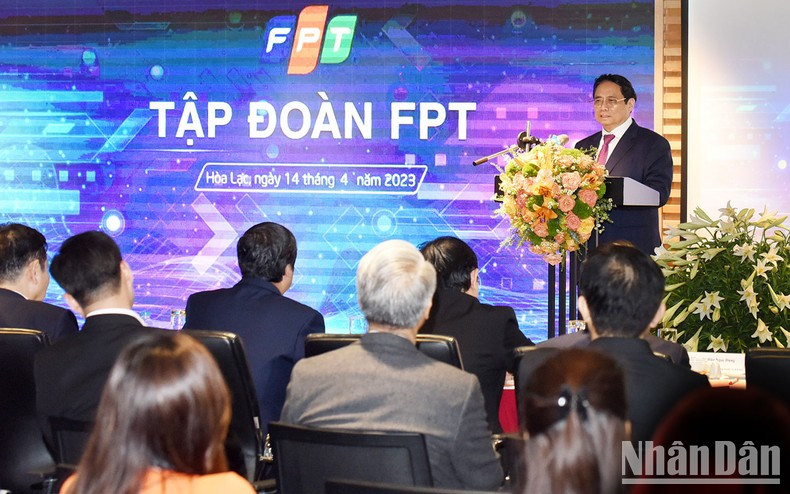 Aseguró que el Partido y el Estado definen la educación y la formación como la prioridad de primer orden. La formación de recursos humanos es uno de los tres avances estratégicos. Destacó corrección de la elección y el enfoque de FPT en la tecnología de la información, la tecnología digital, el diseño y la producción de chips y software. Aseguró que el Partido y el Estado definen la educación y la formación como la prioridad de primer orden. La formación de recursos humanos es uno de los tres avances estratégicos. Destacó corrección de la elección y el enfoque de FPT en la tecnología de la información, la tecnología digital, el diseño y la producción de chips y software.