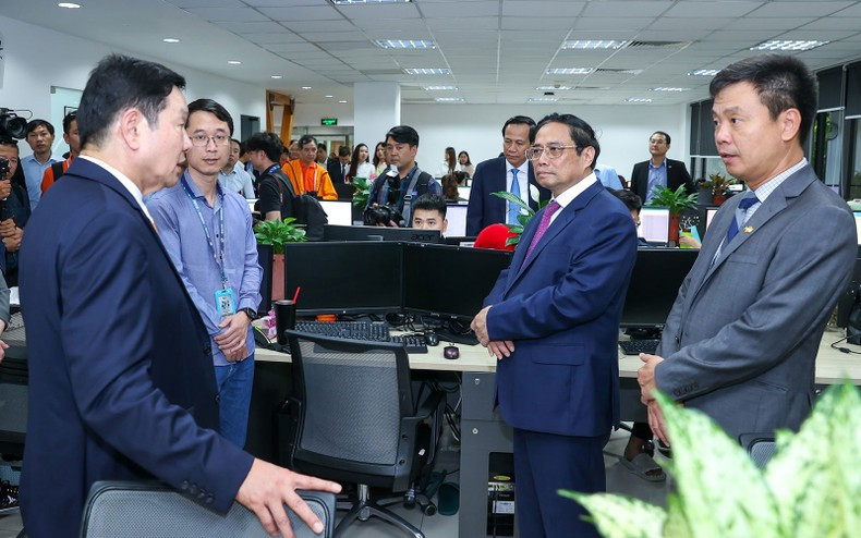 Minh Chinh hablan con trabajadores de la empresa de software de FPT. Minh Chinh hablan con trabajadores de la empresa de software de FPT.