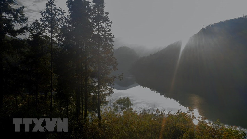 En la madrugada, el amanecer aparece y brinda los primeros rayos del sol, generando una belleza maravillosa al lago de Ban Viet