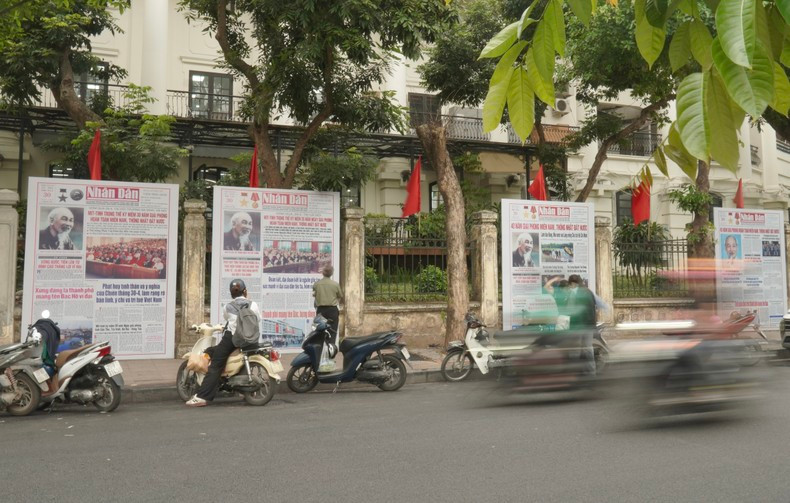 Los números especiales de Nhan Dan, publicados con motivo de los aniversarios de la Liberación del Sur y la Reunificación Nacional, se imprimen en gran formato y se exhiben en el exterior de la sede del periódico. Los números especiales de Nhan Dan, publicados con motivo de los aniversarios de la Liberación del Sur y la Reunificación Nacional, se imprimen en gran formato y se exhiben en el exterior de la sede del periódico.