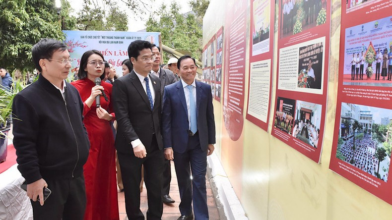 Visitantes a la exposición &quot;Algunos documentos e imágenes del pasado y el presente de Thanh Nam&quot;.