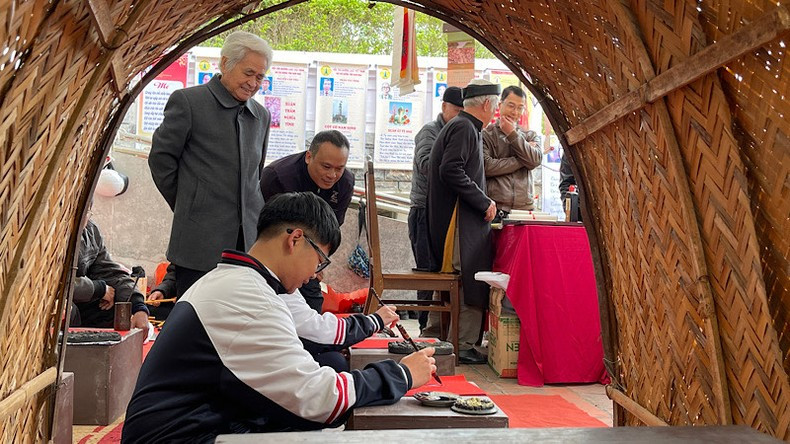 Los estudiantes de la ciudad de Nam Dinh están entusiasmados con el evento.