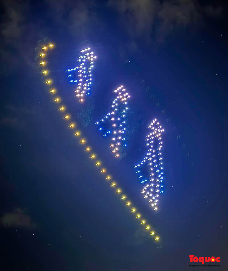 Los visitantes pueden admirar el espectáculo de luces sin precedentes en el cielo de Hoi An, que utiliza tecnología moderna para contar la historia cultural única de la región patrimonial. Los visitantes pueden admirar el espectáculo de luces sin precedentes en el cielo de Hoi An, que utiliza tecnología moderna para contar la historia cultural única de la región patrimonial.