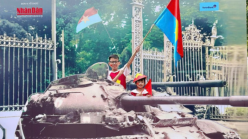 Los hermanos Minh Nhat y Nhat Anh se toman una foto de recuerdo en la exposición. Los hermanos Minh Nhat y Nhat Anh se toman una foto de recuerdo en la exposición.
