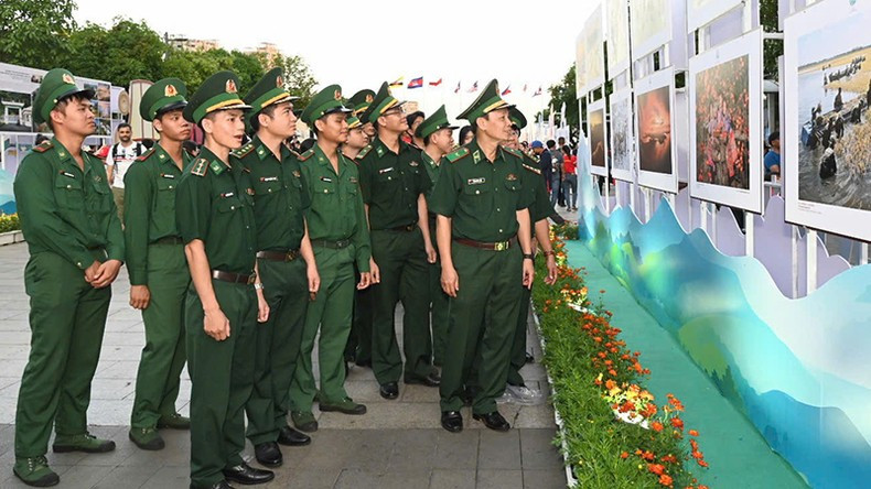 Con numerosas imágenes realistas y emotivas, la exposición atrae a un gran número de visitantes. (Foto: Quoc Thanh) Con numerosas imágenes realistas y emotivas, la exposición atrae a un gran número de visitantes. (Foto: Quoc Thanh)
