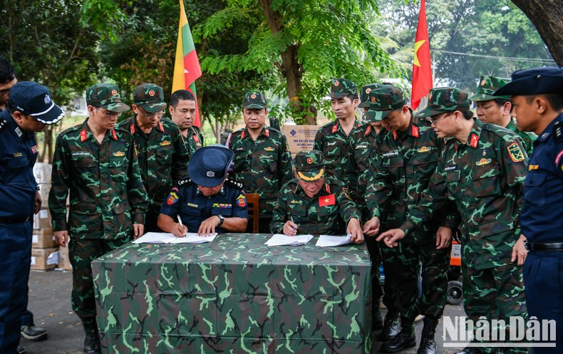 Ejército Popular de Vietnam entrega ayuda material a Myanmar ảnh 3 Ejército Popular de Vietnam entrega ayuda material a Myanmar ảnh 3