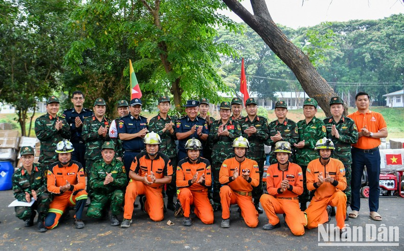 Las fuerzas de ambos países se toman una foto de recuerdo en la ceremonia de entrega. Las fuerzas de ambos países se toman una foto de recuerdo en la ceremonia de entrega.