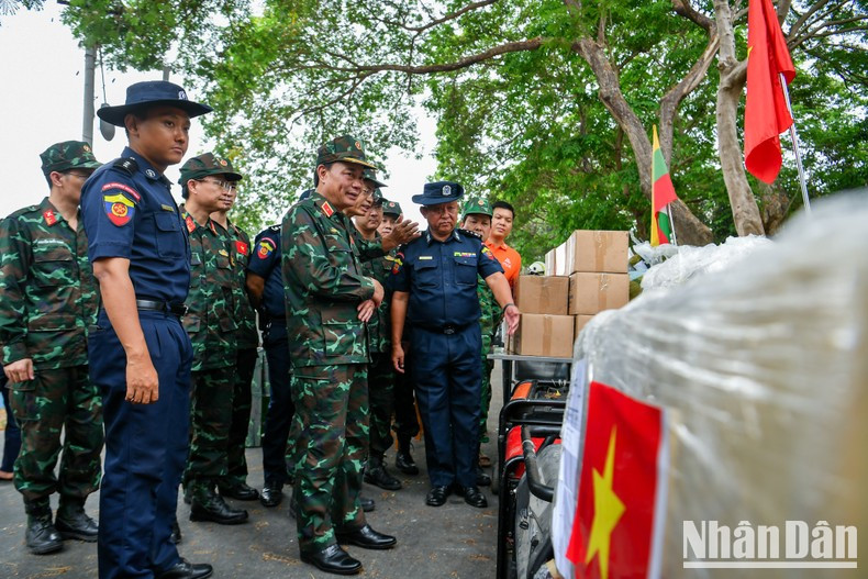 Ejército Popular de Vietnam entrega ayuda material a Myanmar ảnh 2 Ejército Popular de Vietnam entrega ayuda material a Myanmar ảnh 2