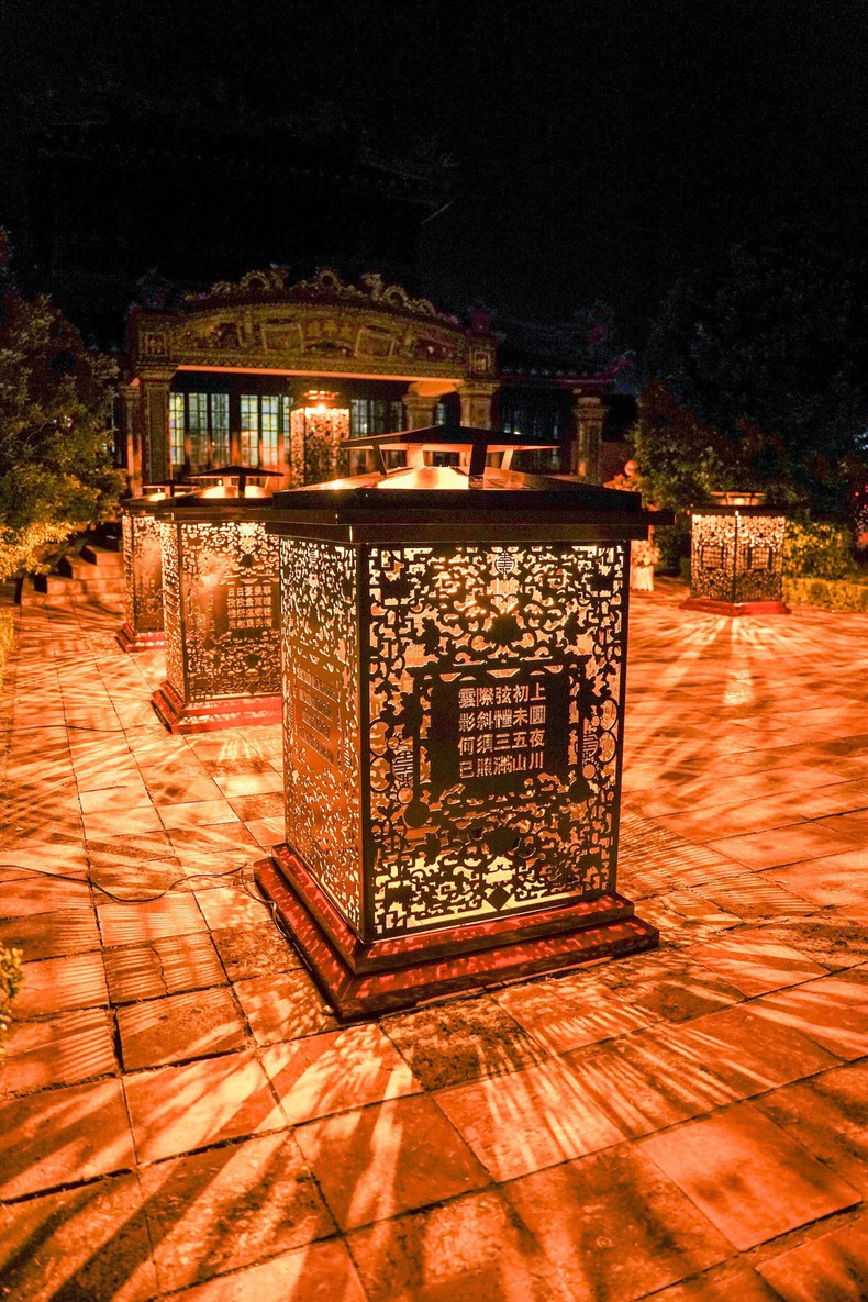 Durante dos semanas, la reliquia histórica Torre Thai Binh de la Ciudadela Imperial de Hue se ilumina con los creativos trabajos visuales y sonoros. El festival finalizará el 20 de este mes.