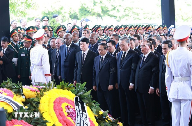 Los dirigentes y ex dirigentes del Partido y el Estado y delegados nacionales e internacionales guardan un minuto de silencio en memoria del máximo dirigente partidista vietnamita Los dirigentes y ex dirigentes del Partido y el Estado y delegados nacionales e internacionales guardan un minuto de silencio en memoria del máximo dirigente partidista vietnamita