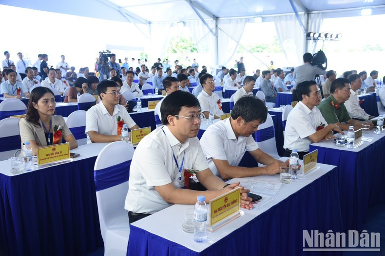 Los delegados en la ceremonia de inauguración de la carretera que une la autopista Hanói-Hai Phong con el tramo de Cau Gie-Ninh Binh que pasa por la provincia de Yen (segunda fase). Los delegados en la ceremonia de inauguración de la carretera que une la autopista Hanói-Hai Phong con el tramo de Cau Gie-Ninh Binh que pasa por la provincia de Yen (segunda fase).