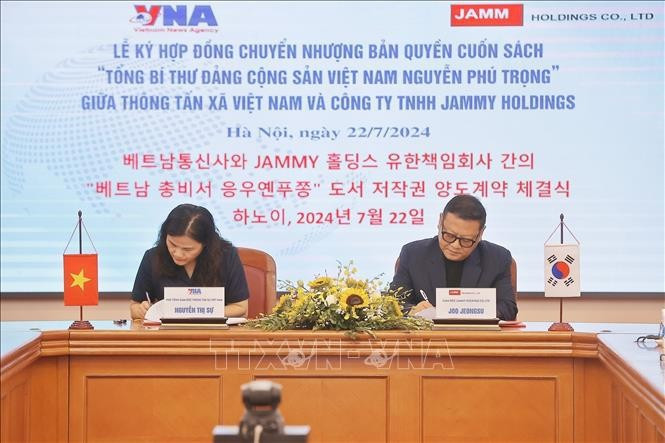 La subdirectora general de la VNA Nguyen Thi Su y el director ejecutivo de Jammy Holdings, Joo Jeongsu, firman el contrato (Foto: VNA) La subdirectora general de la VNA Nguyen Thi Su y el director ejecutivo de Jammy Holdings, Joo Jeongsu, firman el contrato (Foto: VNA)