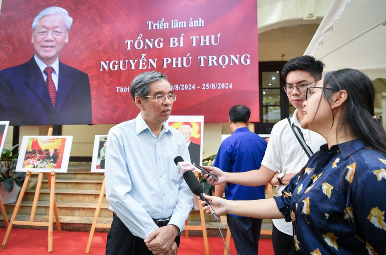 El periodista Van Bac, antiguo jefe del departamento de construcción del Partido del periódico Nhan Dan, describió a Nguyen Phu Trong como un líder y teórico excepcionalmente dotado que poseía una aguda perspicacia combinada con amabilidad y sensibilidad.