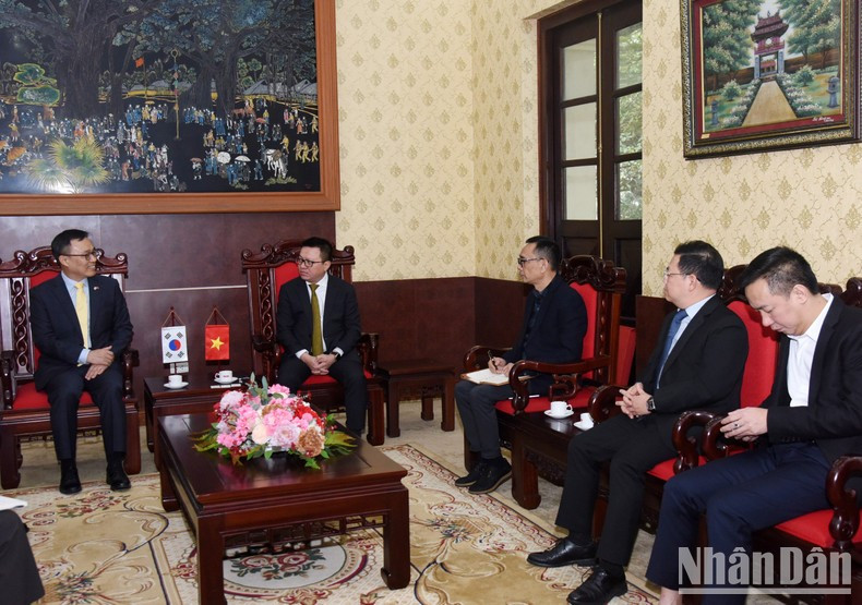 Quoc Minh interviene en el acto Quoc Minh interviene en el acto