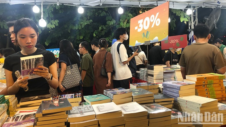 La Feria del Libro de Hanói atrae la atención de muchos lectores. La Feria del Libro de Hanói atrae la atención de muchos lectores.