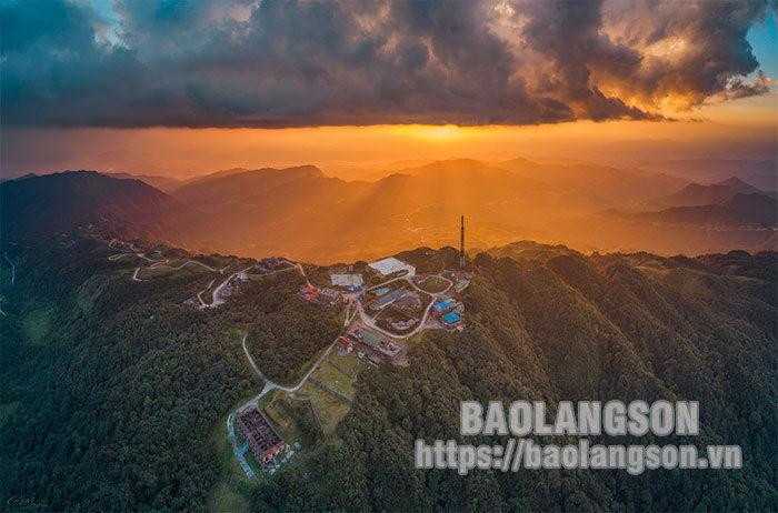 El atardecer en Mau Son.