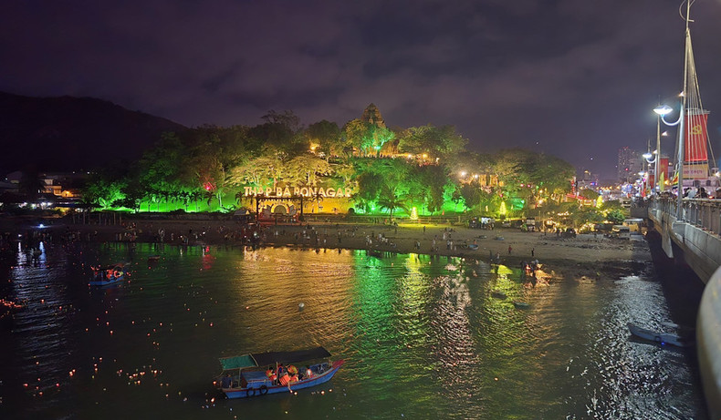 La colorida Torre Ponagar por la noche.
