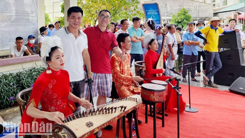 Una actuación de bienvenida de la orquesta folclórica.