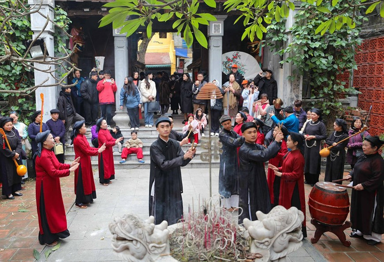 Interpretación del canto Xoan en la casa comunal de Kim Ngan. Interpretación del canto Xoan en la casa comunal de Kim Ngan.