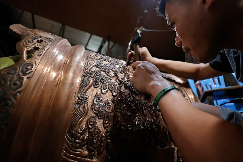 Todos los procesos de producción se realizan a mano, lo que requiere que los artesanos de Ngu Xa tengan habilidades avanzadas para garantizar la calidad del producto. Todos los procesos de producción se realizan a mano, lo que requiere que los artesanos de Ngu Xa tengan habilidades avanzadas para garantizar la calidad del producto.