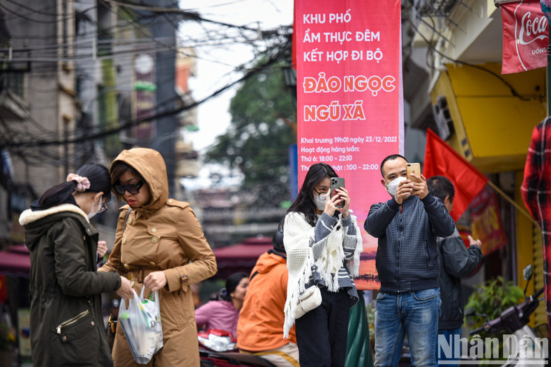 Los jóvenes disfrutan de momentos divertidos en la calle peatonal.