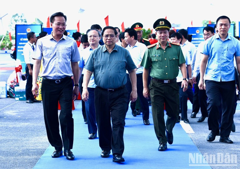 Minh Chinh asiste a la ceremonia de inauguración de la carretera que conecta la autopista Hanói-Hai Phong con el tramo de Cau Gie-Ninh Binh que pasa por la provincia de Yen (segunda fase). Minh Chinh asiste a la ceremonia de inauguración de la carretera que conecta la autopista Hanói-Hai Phong con el tramo de Cau Gie-Ninh Binh que pasa por la provincia de Yen (segunda fase).
