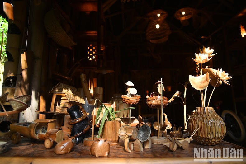 Vo Tan Tan y su equipo construyeron una propiedad sólida a lo largo de las murallas de bambú de la aldea, contribuyendo a revivir una aldea de oficios tradicionales de bambú. Vo Tan Tan y su equipo construyeron una propiedad sólida a lo largo de las murallas de bambú de la aldea, contribuyendo a revivir una aldea de oficios tradicionales de bambú.