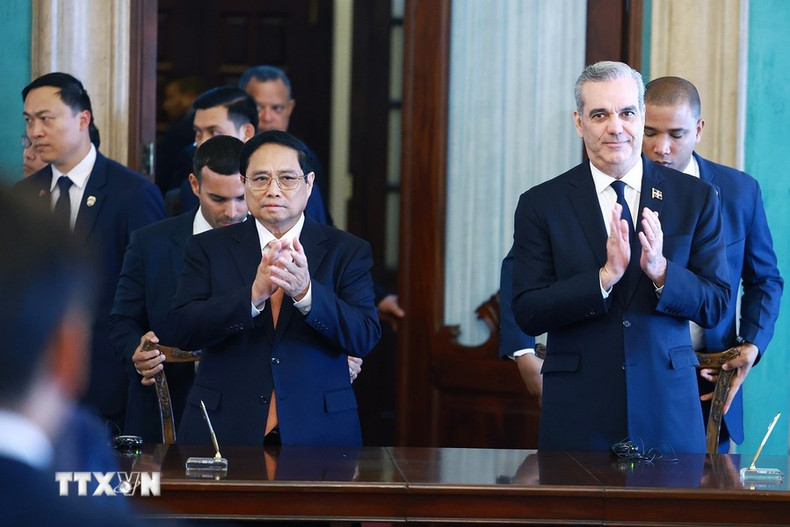 El primer ministro vietnamita, Pham Minh Chinh, y el presidente de la República Dominicana, Luis Abinader Corona, en la ceremonia de firma. El primer ministro vietnamita, Pham Minh Chinh, y el presidente de la República Dominicana, Luis Abinader Corona, en la ceremonia de firma.
