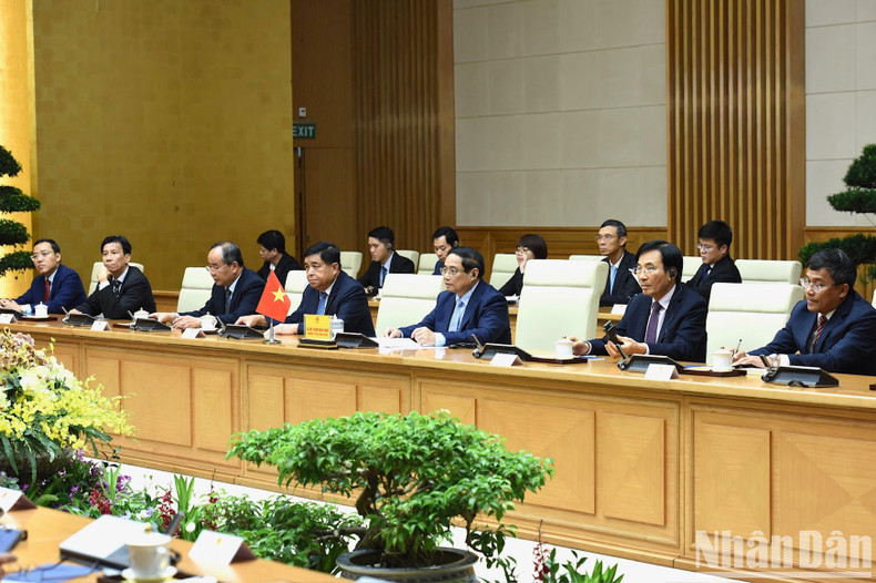 Minh Chinh y representantes del Gobierno de Vietnam en la cita.