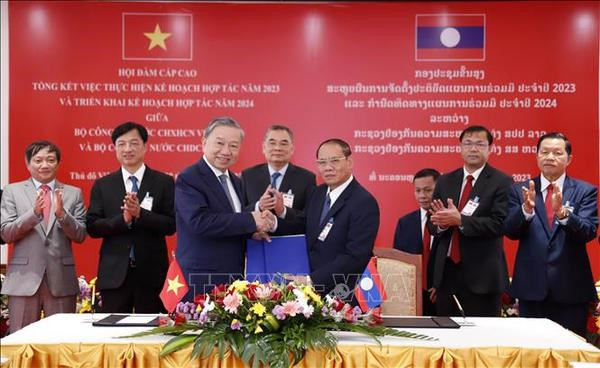 El general To Lam y el general Vilay Lakhamphong (Foto: VNA) El general To Lam y el general Vilay Lakhamphong (Foto: VNA)