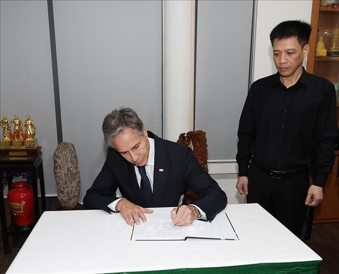 Antony Blinken escribe en el libro de condolencias. Antony Blinken escribe en el libro de condolencias.