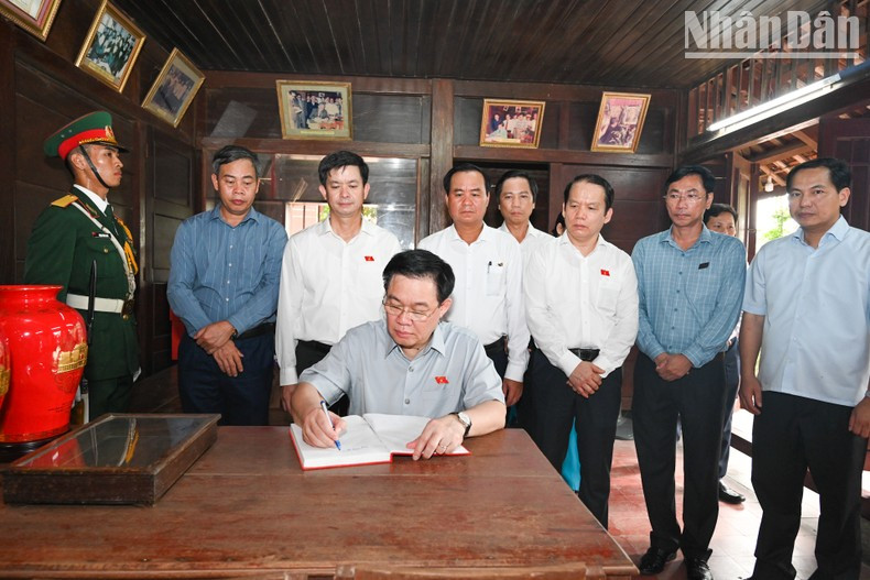 Dinh Hue escribe en el libro de visitas en el Área conmemorativa del exsecretario general Le Duan.