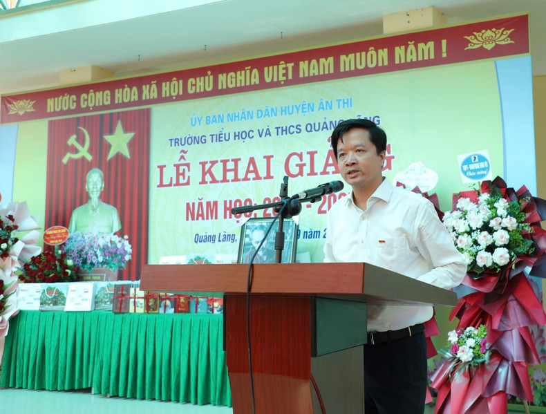 Ta Quang Dung, jefe del Departamento de gestión de corresponsales residentes del periódico Nhan Dan, habla en la cita. Ta Quang Dung, jefe del Departamento de gestión de corresponsales residentes del periódico Nhan Dan, habla en la cita.