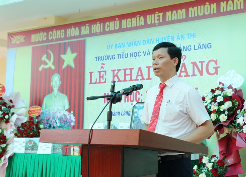 Cap Xuan Hy, subdirector de la escuela primaria y secundaria de la comuna de Quang Lang, agradece la atención del periódico Nhan Dan y los patrocinadores. Cap Xuan Hy, subdirector de la escuela primaria y secundaria de la comuna de Quang Lang, agradece la atención del periódico Nhan Dan y los patrocinadores.
