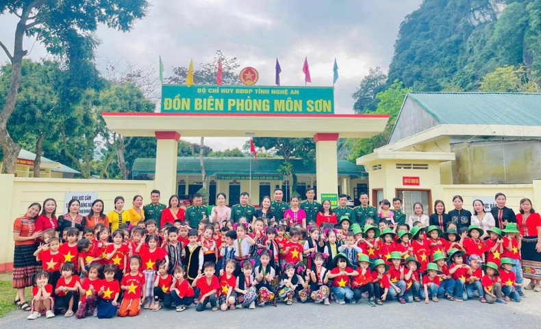 La estación de guardia fronteriza de Mon Son, en coordinación con el jardín de infancia del mismo nombre, organiza actividades extracurriculares relacionadas con el entorno militar para los estudiantes. La estación de guardia fronteriza de Mon Son, en coordinación con el jardín de infancia del mismo nombre, organiza actividades extracurriculares relacionadas con el entorno militar para los estudiantes.